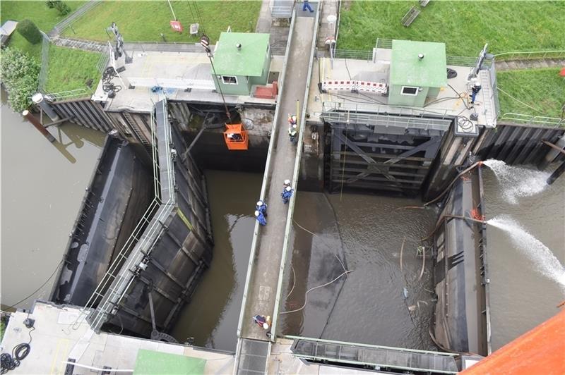 Blick vom Kran auf das Innere Este-Sperrwerk des Wasserstraßen- und Schifffahrtsamts Hamburg in Cranz beim „Sperrwerk-Tüv“ im vergangenen Jahr. Jetzt folgen Instandsetzungsmaßnahme am Stahlbau der Rollbrücke für Fußgänger (Mitte) , die alle