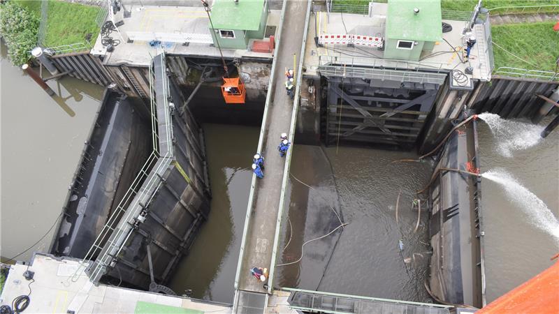 Blick vom Kran auf die Cranzer Rollbrücke am Inneren Este-Sperrwerk bei einem Bauwerks-Tüv des Wasserstraßen- und Schifffahrtsamtes Elbe-Nordsee (WSA).