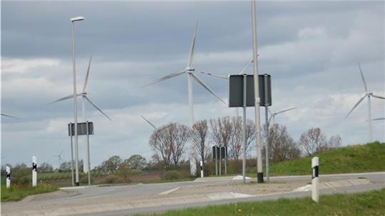 Blick vom Kreisel bei Bäckerei Schrader in Apensen zum Windpark.