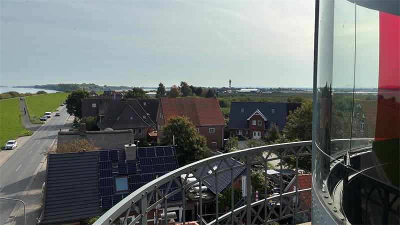 Altes Land: Historischer Leuchtturm in Jork-Lühe steht zum Verkauf Blick vom Laternenhaus des Unterfeuers Mielstack flussaufwärts.