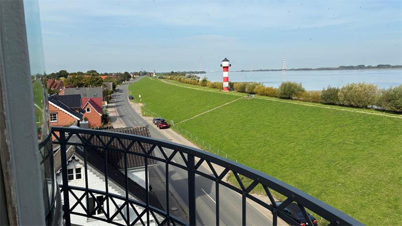 Altes Land: Historischer Leuchtturm in Jork-Lühe steht zum Verkauf Blick vom Laternenhaus flussabwärts.