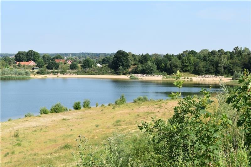 Blick vom Steilhang im Südosten auf den Baggersee am Schragenberg in Nottensdorf. Foto: Vasel