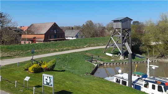 Blick vom Traditionshafen auf das Küstenschifffahrtsmuseum in Wischhafen