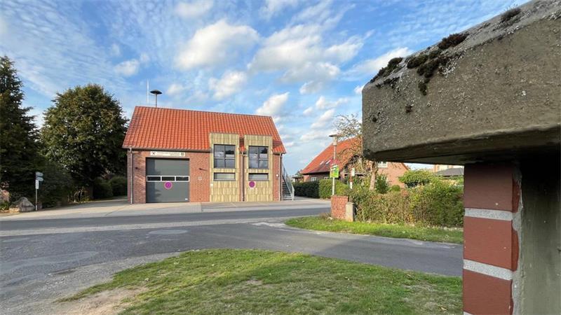 Blick vom Trafohäuschen auf die Feuerwehr - dazwischen könnte ein Dorfplatz für Oersdorf entstehen.