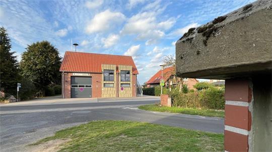 Blick vom Trafohäuschen auf die Feuerwehr - dazwischen könnte ein Dorfplatz für Oersdorf entstehen.