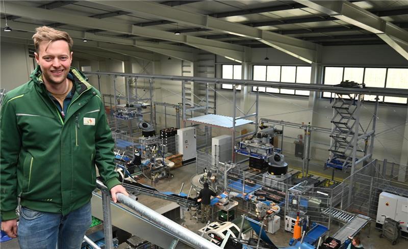 Seltener Blick hinter die Kulissen im Obstbau – Roboter im Einsatz Blick vom Verpackungslager auf die Verpackungslinien und die Industrieroboter. Patrick Hauschildt setzt am Standort Guderhandviertel auf Automatisierung.