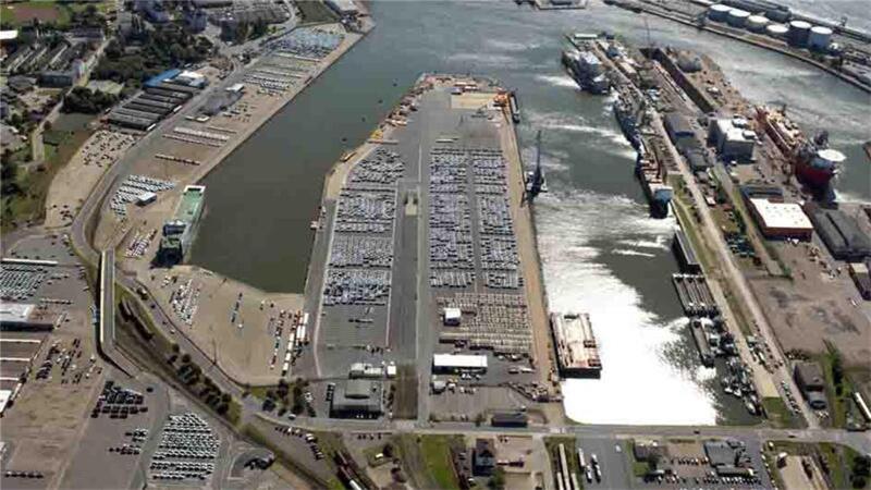 Blick von Norden auf die ABC-Halbinsel in der Mitte. Rechts davon ist die Westkaje zu sehen. „Wir haben alles gemacht“, sagt der neue Bremerhaven-Beauftragte des Senats, Jörg Peters, mit Blick auf die Bemühungen der Lloyd Werft, den Auftrag zum Bau von Konverter-Plattformen zu bekommen. Der Senat hält 60 Millionen Euro bereit, um den zweiten Abschnitt der Westkaje zu erneuern.