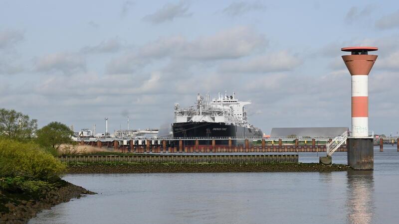 Blick von Stadersand auf den LNG-Tanker der Energos Force in Stade-Bützflethersand.