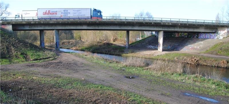 Blick von Süden auf die marode B-73-Brücke in Buxtehude : Das Baufeld ist geräumt. Im Herbst wird an dieser Stelle die Baustellen-Umfahrung mit der Behelfsbrücke errichtet. Fotos Vasel