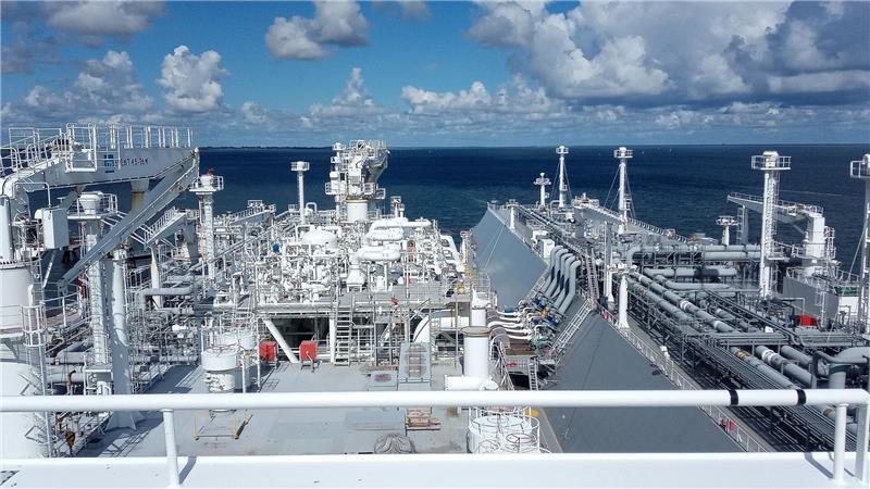 So sieht es auf einem LNG-Terminal aus Blick von der Brücke: Nach Schiff sieht es hier tatsächlich nicht aus, eher nach Industrieanlage. Foto: Medienhaus Jade-Weser