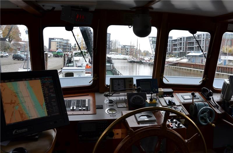 Blick von der Brücke auf den Stadthafen in Stade. Rechts die neue Hafencity, davor Traditionsschiffe und hinten der Gasometer.