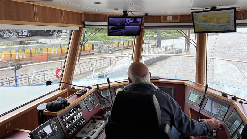 Neues Angebot für Pendler: Lühe-Schulau-Fähre fährt wieder im Winter Blick von der Brücke der Fähre auf den Anleger in Schulau (Wedel).