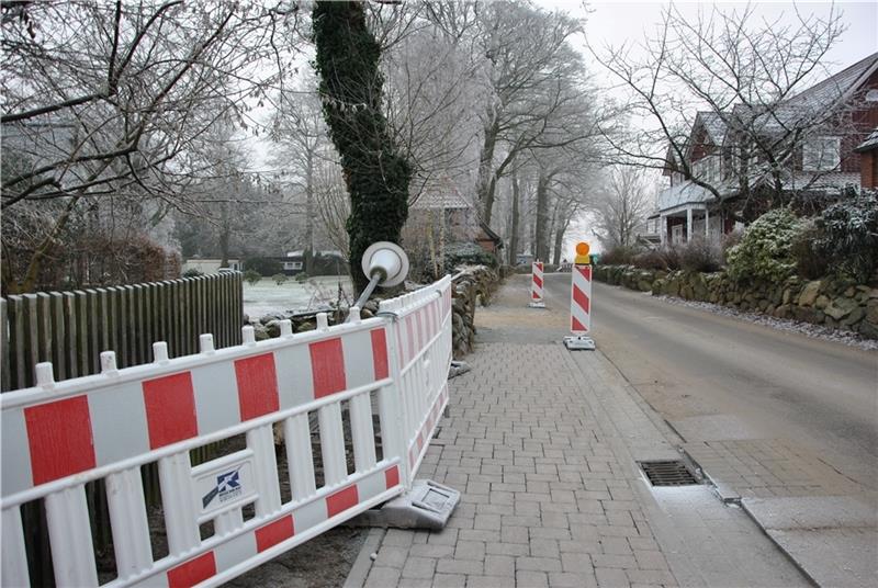Blick von der Dorfstraße auf die Baustelle „Am Gutspark“ : Der Gehweg wird erneuert und bis zum Thekla-von-Düring-Weg verlängert. Foto: Lohmann