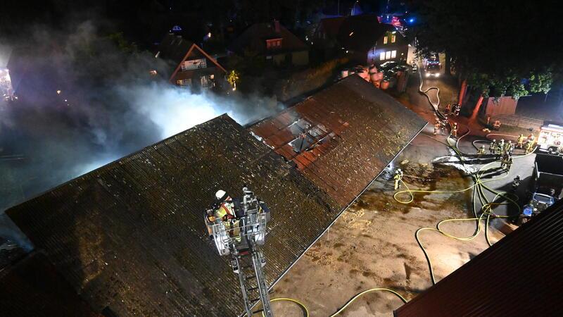 Blick von der Drehleiter von Zug I der Ortsfeuerwehr Stade auf die Einsatzstelle am Schafdamm in Hagen.