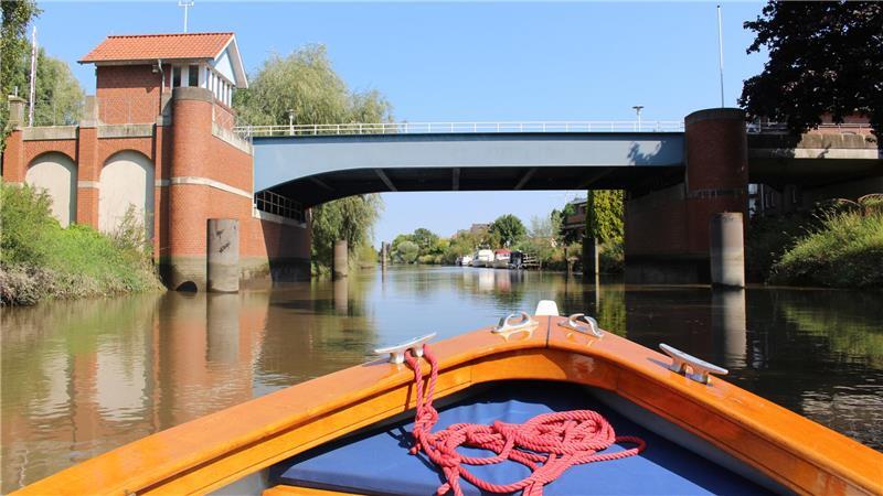 Blick von der Este auf die Klappbrücke zwischen Königreich und Hove.