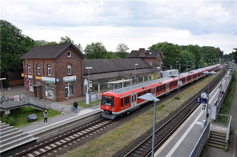 Blick von der Fußgängerbrücke auf die Haltestelle in Horneburg . Hinter der S-Bahn ist das Bahnhofsgebäude zu sehen. Fotos: Battmer