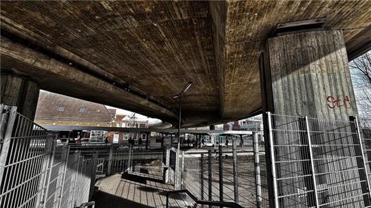 Blick von der Hospitalstraße in Richtung Bahnhof. Oben ist die Hansebrücke zu sehen.