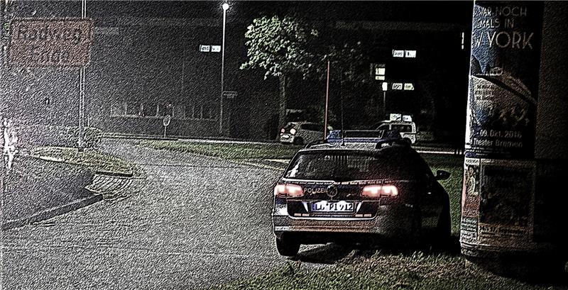 Blick von der Jorker Straße aufs Altländer Viertel : Polizisten aus Lüneburg bewachen die Zufahrt. Foto Beneke/Montage Schulz