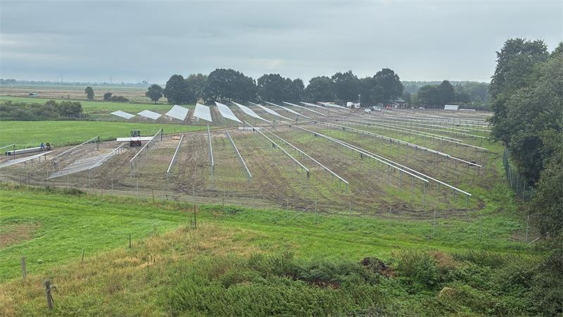 Blick von der K36 nördlich der Bahnlinie auf die Freiflächenphotovoltaik-Anlage „Schragenberg“ in der Gemeinde Nottensdorf. Im Hintergrund liegt der Bullenbruch.