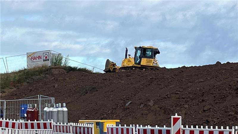 Blick von der K39 auf die Deichbauarbeiten auf Höhe des neuen Siels in Hinterbrack im Sommer 2025.