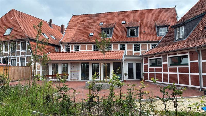 Altländer Gastro-Szene: Neueröffnung in Bürgerei und Borsteler Mühle Blick von der Kirche auf die Außen-Gastronomie von La Dolce in Jork.