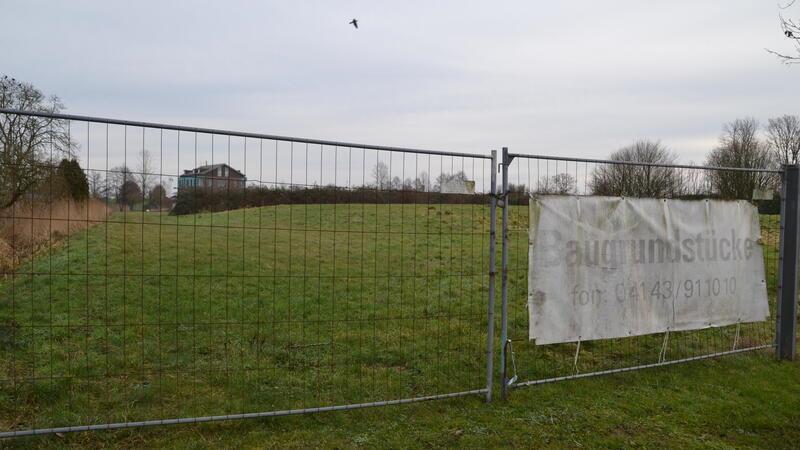 Blick von der Kreisstraße 45 auf die potenziellen Bauflächen. Im Hintergrund der Firmensitz der Reederei Stefan Patjens.