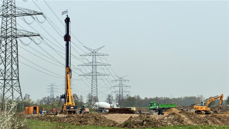 Blick von der L140 in Richtung Norden auf die Baustelle des neuen Zustellstützpunktes der DHL-Group in Hollern im Gewerbegebiet Speersort.