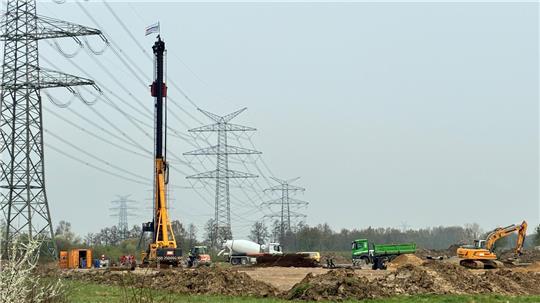 Blick von der L140 in Richtung Norden auf die Baustelle des neuen Zustellstützpunktes der DHL-Group in Hollern im Gewerbegebiet Speersort.