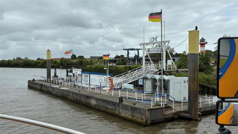 Neues Angebot für Pendler: Lühe-Schulau-Fähre fährt wieder im Winter Blick von der Lühe-Schulau-Fähre auf den Lühe-Anleger in Grünendeich.