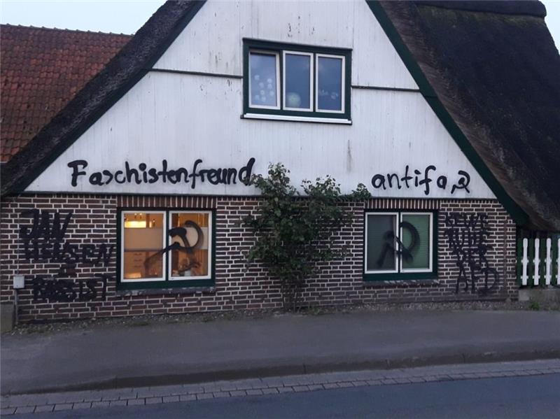 Blick von der Straße auf die Hausfassade: Am frühen Sonnabendmorgen hat Jan Hensen die Schmierereien bemerkt.