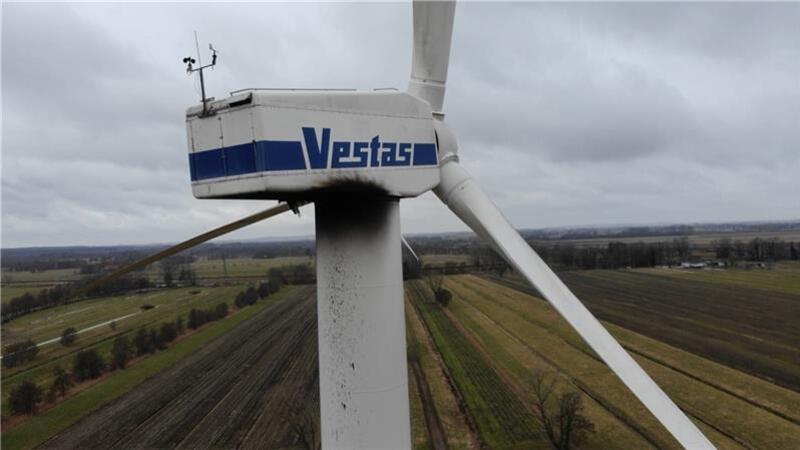 Windkraftanlage brennt über Nacht in Drochtersermoor Blick von einer Drohne auf die beschädigte Windkraftanlage.