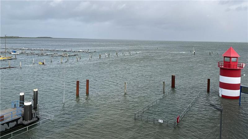 Hafen auf Föhr ist überschwemmt Blick von einer Fähre auf den überfluteten Jachthafen auf der Insel Föhr.