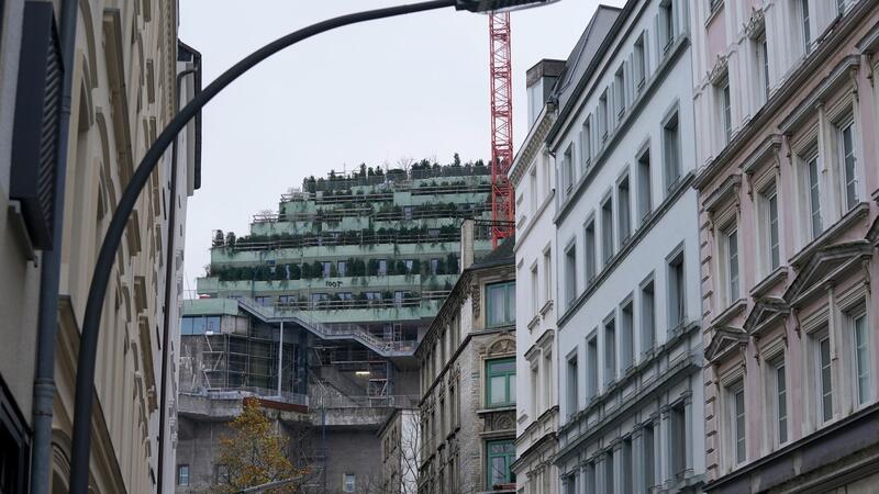 Hard Rock Hotel auf St. Paulis Weltkriegsbunker wird später eröffnet Blick von einer Straße im Karolinenviertel auf den begrünten Hochbunker St. Pauli auf dem Heiligengeistfeld.