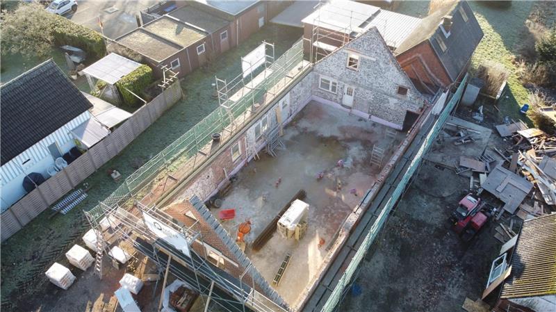 Zwei Linden in Balje: Hotelkomplex wird deutlich erweitert Blick von oben auf das Bäckereigebäude, in dem derzeit sieben Doppelzimmer und ein Apartement gebaut werden.