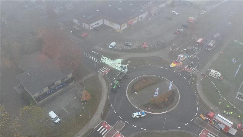 Trecker-Anhänger kippt um: 18-jähriger Harsefelder erleidet Verätzungen Blick von oben auf die Einsatzstelle.