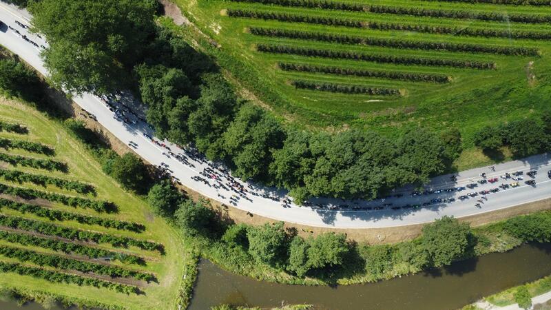 Gedenken an tödlich verunglückten Motorradfahrer am Nincoper Deich Blick von oben auf die Unfallstelle am Nincoper Deich zwischen Neuenfelde und Rübke.