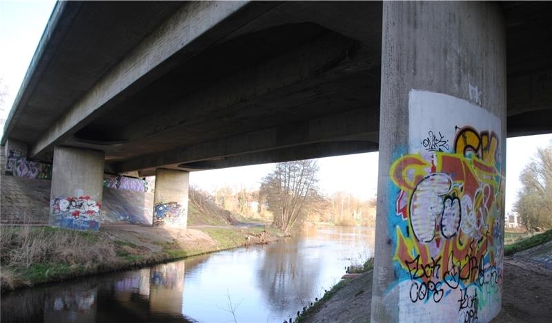 Blick von unten auf die marode B-73-Spannbetonbrücke über die Este in Altkloster und den Mühlenteich.