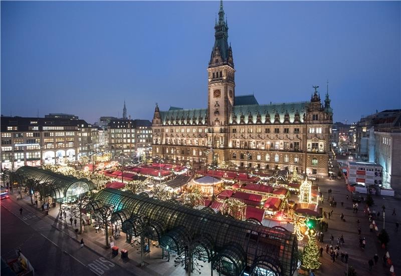 Blick während der blauen Stunde auf den Weihnachtsmarkt auf dem Rathausmarkt. Foto: Bockwoldt/dpa