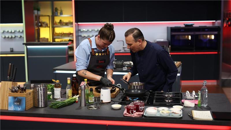 Finale von „The Taste“: Küchenkrimi um Cuxhavenerin Blick zurück: Anne Brandes und Coach Tim Raue gaben im Halbfinale alles, um mit dem letzten Löffel noch das Finale zu erreichen.