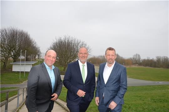 Blicken mit Optimismus ins Jahr 2023 (von links): Privatkundenleiter Björn Großmann, Vorstandsvorsitzender Holger Franz und Firmenkundenleiter Lars Keitsch vor der Krautsander Elb-Kulisse. Foto: von Allwörden