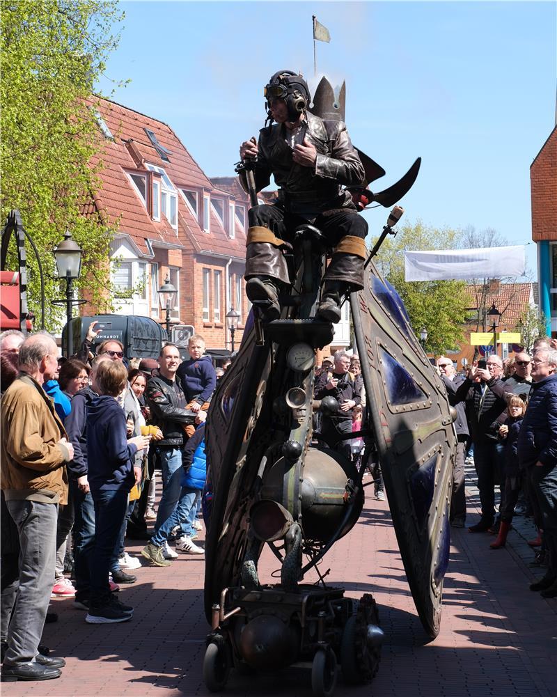 Blickfang: Beim letzten Steampunk Festival bewegten sich die Tüftler aus den Niederlanden auf ihren Steamroadstern durch die Besuchermengen in Buxtehudes Altstadt.
