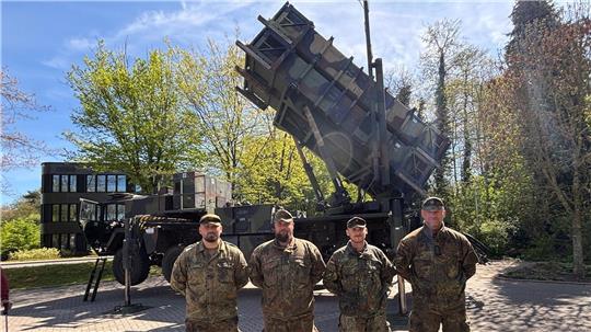 Blickfang auf dem Altstadtparkplatz in Buxtehude: die mobile Startstation (Launcher) des Flugabwehrraketensystems Patriot. Soldaten der Flugabwehrraketengruppe 24 aus Bad Sülze (bei Rostock) bedienen es.