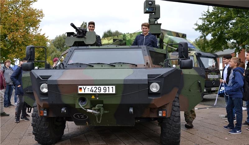 Blickfang bei der Ausbildungsmesse: ein Fennek-Spähwagen der Bundeswehr. Kein Beruf für Gökhan und Tjalf, sagen die Schulfreunde. Fotos von Borstel