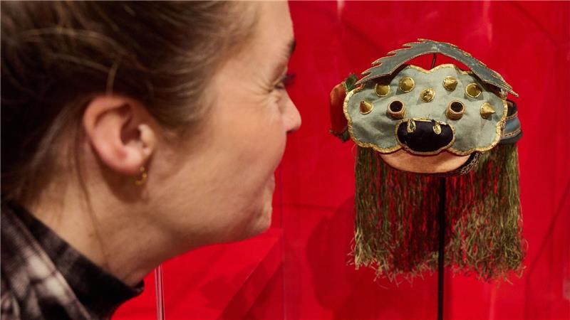 Blickfang ist auch eine chinesische Tigerhaube aus dem 19. Jahrhundert.