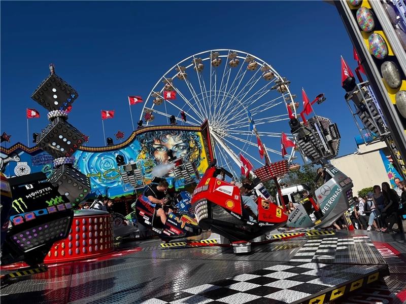 Blicküber den Dom-Dancer zum Riesenrad.