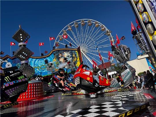 Blicküber den Dom-Dancer zum Riesenrad.