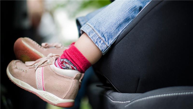 Blindkäufe vermeiden: Der ADAC empfiehlt, Kindersitze vor dem Kauf im Fachhandel zu testen, um die Passform für Kind und Auto sicherzustellen. 

