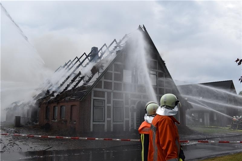 Blitz: Das reetgedeckte Altländer Bauernhaus „Westerladekop 113“ war nicht mehr zu retten. Foto: Vasel