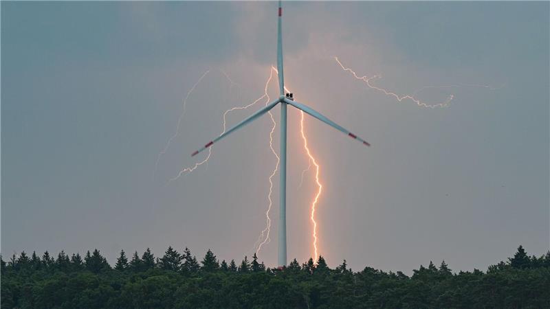 Blitz und Windrad - Gewitter über Berlin und Brandenburg
