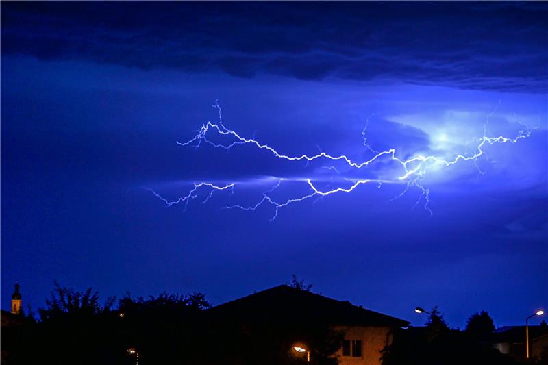 Blitze entladen sich am Nachthimmel. Symbolfoto: Matthias Balk/dpa